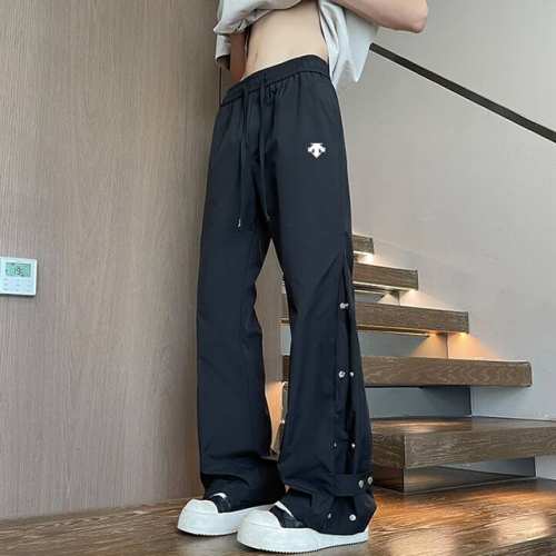 上新 Descente 迪桑特外户外防水排扣冲锋裤，男女同款休闲裤，今年流行的面料，小红书主播推荐，上身质感满满，版型立体，完美修饰腿型，可随意日常搭配，不费劲