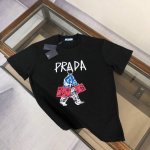 prada 普拉达 2025Ss旅行人元素三角T恤 看腻了经典款的朋友，快来看这件！！唤醒新意。十足的高级感！质感杠杠的！ 时尚街头的宽松版型，彰显品牌个性，经