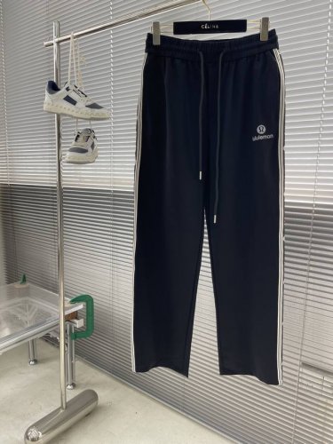 lululemon 25Ss春夏休闲卫裤 美学的焕新诠释,演绎浓郁的格调型时尚风范,细节感和设计感强悍.经典品牌标识做为色彩搭配,演绎经典的品牌时尚,为整体造型