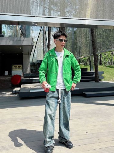 lv再生尼龙夹克 尼龙面料的手感密度高标准的还原内里做工极其复杂精细、一针一线做工精良袖口松紧收口，五金定制刻字，绝对高品质 尺码：M-3Xl