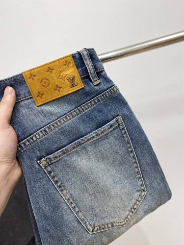 lv、2025最新品，专柜同步有售，原单狠货，水洗休闲牛仔裤，进口原版水洗弹力面料，舒适有弹性，原版五金辅料装饰Logo，版型超正，档次极高，专柜品质，上身时尚