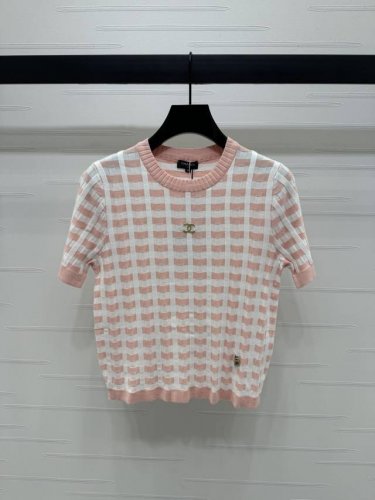 上新原单高端品质 Chane* 2025春夏最新系列！条纹格纹针织短袖！定制进口纱线织造 双C点钻徽标装饰成衣 条纹沿用压线设计 呈现出格纹效果 手袖与领口衣摆