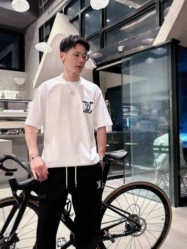 lv* 顶级货品2025春夏新款首发专柜最新款短袖圆领T恤 高端订制 设计前卫时尚！品牌Logo重工艺设计 高端定制260克面料.手感柔软.穿着舒适.专柜级别精