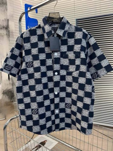品名：Lv 24Ss春夏 王鹤棣 菲董马赛克棋盘格提花面料短袖衬衫夹克外套 版型；宽松 面料：针织提花 颜色： 图片色 尺码M-L-Xl 胸围 衣长 肩宽 M