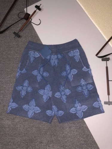 Louis Vuitton 路易威登 新款针织短裤。 定制面料采用威化布织法，提花针织工艺，版型紧致立体，直条纹拼接，定制裤绳五金质感强，顺滑，上身舒适透气，凹
