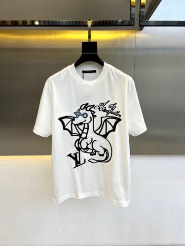 P200 早春现货抢先发售 1V、25S蛇年限定系列短袖T恤，全棉材质透气舒适，质感十足，宽松短袖T恤裁剪 凸显品牌格调，采用高克重纯棉制成，略带有弹力，呈现显
