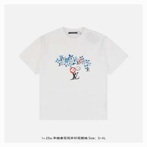 lv 25Ss 手绘老花花卉印花短袖 面料采用230克重精梳棉，定制32支1*1螺纹，成衣两遍水洗处理，面料舒适亲肤无异感，定制定染面料，纺织密度高，垂感佳，不