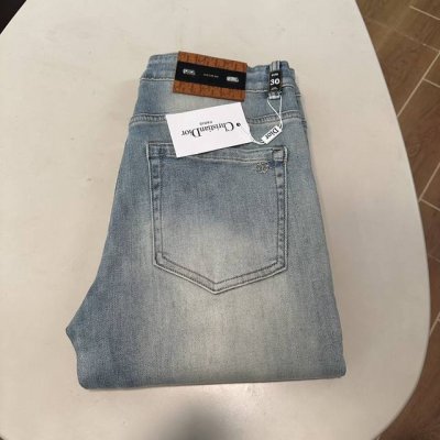 dior 迪奥 独家专供新款 牛仔裤，高端版本！专柜定制面料 透气舒适度高，细节无可挑剔，品牌元素设计理念，体现高品质。手感细腻柔软！呈现休闲裁剪，上身版型超赞