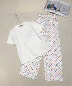 lv* 2025夏季新款印花长裤短袖T恤套装 口袋字母装饰 高品质 简约气质 单色四码Smlxl