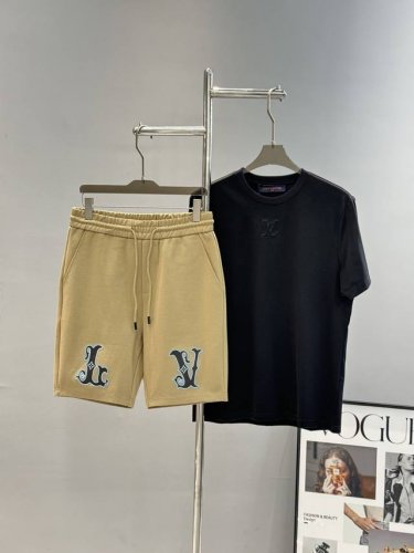 上衣- 。裤子- 。 驴牌*新款潮牌短裤推荐～25S五分休闲短裤.男女同款！腿部品牌字母印花视觉冲击力时尚感强！进口高端锦棉面料.手感舒适透气.原厂五金质感满满