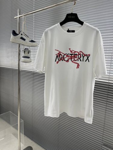 arcteryx始祖鸟 25Ss 户外高端鸟~立体Logo图案印花短袖 这个夏天值得拿下的一款绝世短袖T恤 廊形版型裁剪，面料厚实 不是滑滑的那种棉质地运动料