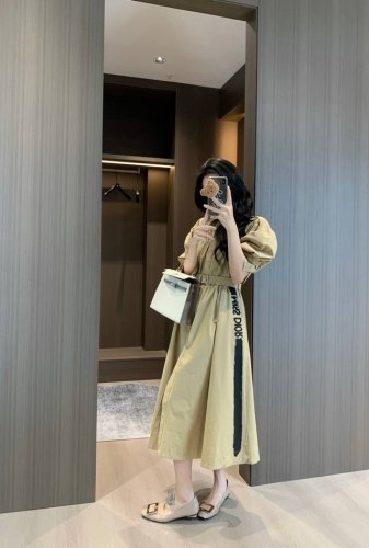 上新 Cd 迪奥 25Ss早春最新款Miss系列连衣裙 立体修身剪裁巨显瘦 非常的洋气复古 腰间定制腰带搭配 上身优雅又时尚 搭配高腰线版型剪裁 拉长身材比例