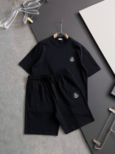 套装Moncle* 2025春夏新款男女同款短袖T恤 Logo刺绣设计 极具设计精选客供100%全棉面料 手感柔软亲肤 着身舒适透气性都无法挑剔 实物绝对会让你