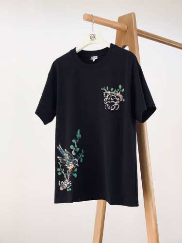 loewe 罗意威 2025Ss春夏新品 手绘印花短Tee，每一件都是纯手工画制而成，百搭款细节处理完美330克纯棉面料，前幅数码定位印花工艺图案，色彩鲜明，形