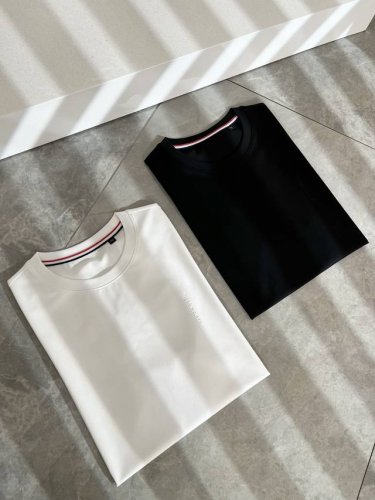 Moncler蒙家 2025春夏最新男女同款贸易订单短袖T恤，全品相！！网红款！采用Logo图案压胶设计！上身舒适透气，不僵硬，整体有着丰富的立体感，品质出口订