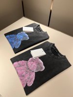 We11Done 2025春夏全新系列单品上线，非常时髦前卫的一款男女同款短袖T恤，，醒目Logo图案印花工艺修饰！区别于以往的不同，宣示品牌传承多年的设计理念