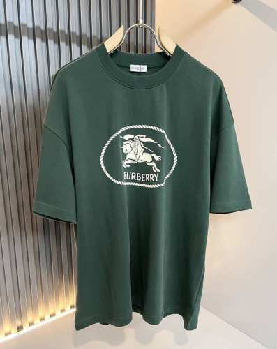 bur*Erry 巴*莉 2025春夏新款男女同款休闲套装，品牌最新设计元素！既不单调也不复杂，好处的展现品味！客供顶级定制压胶Logo设计！舒适吸汗透气根本不