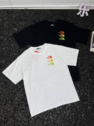 北面The North Face 胸口Logo印花简约时尚百搭纯色圆领短袖T恤 男女同款 忙碌的工作日，想要穿搭轻松又出彩？北面这款胸口Logo印花短袖T恤是你
