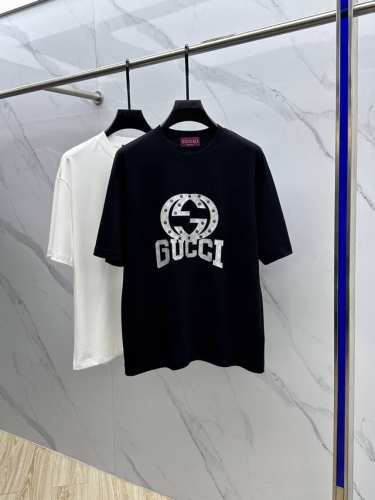 gucci*古驰 2025Fw春夏新品圆领打底外穿T恤，立体感Logo常规半袖纯棉打底T恤，棉，手感面糯有骨感，柔而有韧性。工艺处理，韧性和抗皱性能得到大幅度提