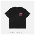LV 25Ss 假口袋泼墨老花刺绣短袖 面料采用230克重精梳棉 定制32支1*1螺纹 成衣两遍水洗处理 面料舒适亲肤无异感 定制定染面料 纺织密度高 垂感佳