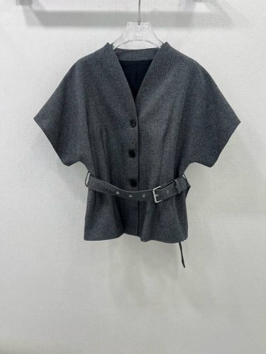 Dio*迪 奥 25早春新款V领同色系腰带 收腰上衣 全新定制Yb棉高级灰 气质和活泼相结合，打造气质优雅感、手感柔软细腻、高腰收腰设计，宽松版型不挑人，巨减龄