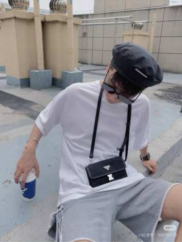 Prada 普拉达横版手机包 经典的尼龙材质 这款包真的是可以随便搭衣服 百搭常背款，包包很轻，日常装钥匙手机也够用，上班通勤简直不要太轻便 尺寸虽然不大，但是