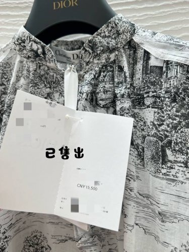 丛林水墨衬衣 宽松廓形，不挑身材 黑色苏格兰印花图案，以经典动物、历史符号及城堡，呈现苏格兰民间艺术，每一处都精致无比。领口和袖子处饰Dior经典Cd纽扣点缀，