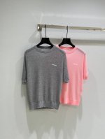 25Ss夏季新款上新！徽标提花针织短袖上衣独家高版出品！超级青春少女的样式，合身版型上身巨显瘦，胸前饰以经典白色色Logo提花标签，日常实穿百搭拉比例，夏日搭配