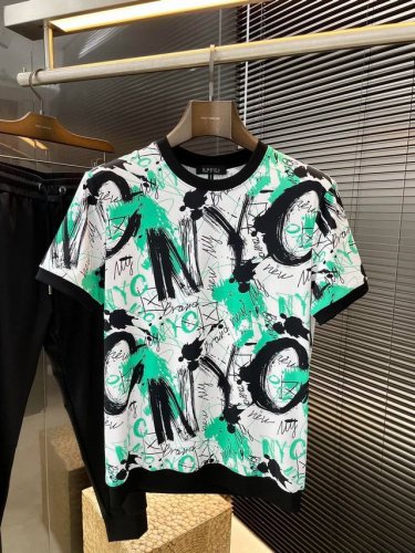 Gucci 古驰 系列 Vip高级定制 2025春夏季新款短袖 百搭款式 任何人都可以轻松驾驭 面料全订制数码印花工艺 高定一等品锦氨面料 面料手感柔软 上身舒