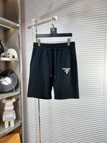 prad*普拉达 Ss25男士休闲短裤，堪称百搭单品，弹性松紧腰边抽绳设计，手感柔软、保型性好、低弹丝的构造使裤身弹性恰到好处，并且不易起皱！码数：M-Xxxl