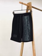 louisvuitton 路易威登 2025Ss春夏新品 时尚休闲短裤 整体采用经典黑色调 散发神秘沉稳气息 腰部抽绳设计 可自由调节松紧 兼具舒适与时尚感 一