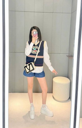 Valentin* 25Ss春夏新款 V领无袖针织马甲背心丨独家高版出品！胸前的樱桃图案与英文字母组合，增添了活泼与时尚感，为整体造型注入了青春活力。其针织面料