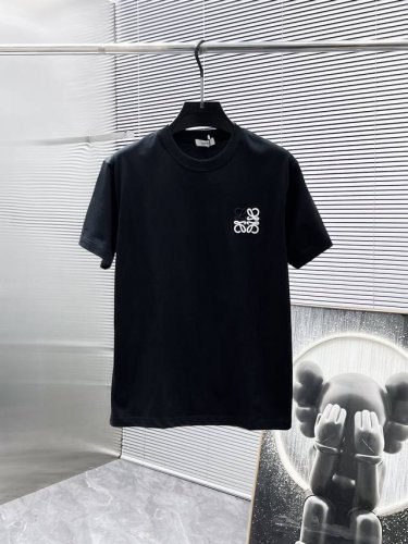 罗意威 Loewe 2025新款 圆领 短袖 T恤 ，高端版本！专柜定制面料 透气舒适度高，细节无可挑剔，品牌元素设计理念，体现高品质。手感细腻柔软！呈现休闲裁