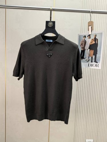 普拉达。顶级品质 2025春夏新品针织短袖，桑蚕丝+针织面料，手感柔软。顶级进口私货，时间设计潮流短袖针织衫，不失奢华 品质毋庸置疑 上身效果超赞，奢华官网同款