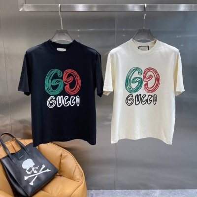古家 gucci短袖 夏日艺术时尚单品 标志性的双G图案以红绿黑三色涂鸦式线条呈现 充满艺术气息 独特又吸睛 完美展现出品牌的创新与时尚态度 S-Xxxl 隔天