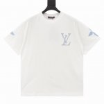 Louis Vuitton 路易威登 25Ss 滑雪系列老花Logo发泡印花短袖T恤 爆款来袭，原6600购入，滑雪Ski系列限定款。 本款T恤衫取材柔软的平纹