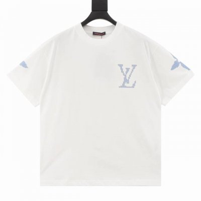 Louis Vuitton 路易威登 25Ss 滑雪系列老花Logo发泡印花短袖T恤 爆款来袭，原6600购入，滑雪Ski系列限定款。 本款T恤衫取材柔软的平纹