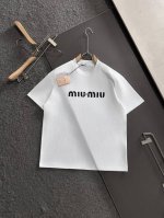 miu 2025Ss春夏最新款圆领时尚短袖T恤，官网同步，专柜纯棉面料！贴肤舒适，耐看又好穿，经典简约Logo设计，原厂工艺一丝不苟，型男必备单品 码数S-Xl