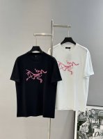 Arc‘Tery*始祖-鸟25S爆款推荐.男女同款！高品质高版本，领口胸前Logo立体图形3D绣花设计.撞粉色质感设计尤为新鲜.使得整个的图案极为立体！采用28