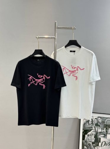 Arc‘Tery*始祖-鸟25S爆款推荐.男女同款！高品质高版本，领口胸前Logo立体图形3D绣花设计.撞粉色质感设计尤为新鲜.使得整个的图案极为立体！采用28