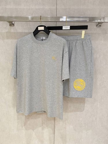 25Ss Burberry 巴宝莉 重磅圆领短袖T恤短裤套装 选用 克双纱平织棉面料打造 重工刺绣工艺 男女同款 码数 S-Xl 颜色 黑色 白色 咖色 花灰色