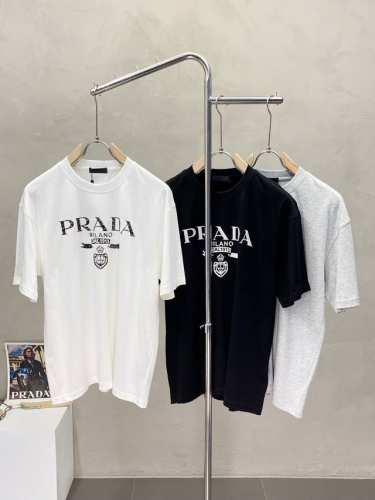prada普拉达独家专供新款男士休闲短袖 高端定制 高端版本 时尚百搭爆款进口面料 手感超柔软细腻 穿着亲肤舒适 高端精品 代工厂P精细做工 上身非常赞 男士必