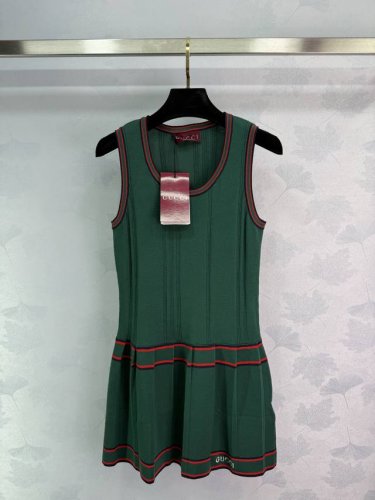 gucc*25春夏新款针织U领背心裙 间色条纹包边设计 百褶裙设计搭配经典字母Logo刺绣点缀 高级时髦 尺码Sml。T226B