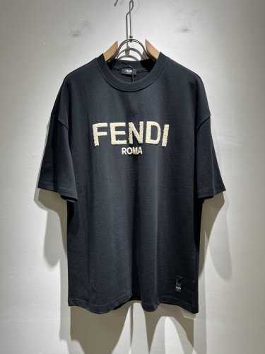 fen*I 芬*迪2025秋季新款Fd家族Ff男女同款短袖T恤，男女同款百搭极简短袖。意大利原厂订单，Fd家族人气单品，简约纯色系打造。Fd家族经久不衰的标志性