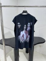 新品Kim Kardashian明星系列 宽松廓形 无袖 T恤 同源平纹纱线针织面料 定制定染 正面饰Kim Kardashian明星 术作品印花 背面饰以签名