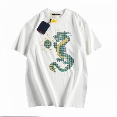 LV 新款 龙珠印花圆领短袖 原 p40,900购买，精棉平纹面料、基础版型、龙形象图案呈现 Monogram 花卉、标识融入图案、后部翻转效果标签点缀珠饰刺绣