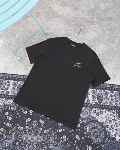 款M318 始祖鸟短袖 始祖鸟Arcteryx 鸟家潮牌夏季新品双面印花圆领短袖T恤，后背彩色鸟印花图案，220G亲肤纯棉，舒适有型，胸前与后背品牌Logo标志