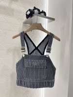 Chane*2025新品上架 条纹针织短款背心 定制Yb棉毛纱线织造 定染纱线 还原Yb 时髦复古 短款背心剪裁 成衣挂扣可调节设计 配合双C贝母扣装饰 彰显品