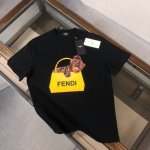 Fendi 24Ss夏季新款圆领短袖T恤 270克重磅高端纯棉面料 手感质感都极完美 修身裁剪设计干净利落 时尚又好看 走线做工非常精致 版型效果超赞 而且透气