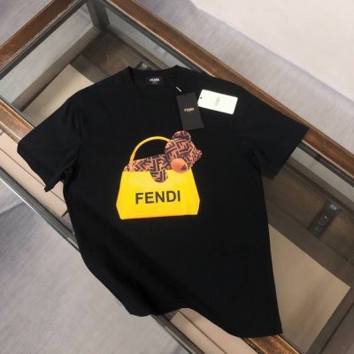 Fendi 24Ss夏季新款圆领短袖T恤 270克重磅高端纯棉面料 手感质感都极完美 修身裁剪设计干净利落 时尚又好看 走线做工非常精致 版型效果超赞 而且透气